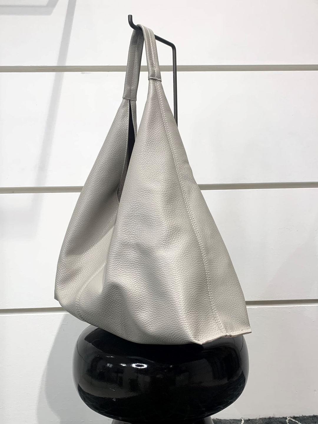 borsa grossa a spalla in pelle grigio ghiaccio