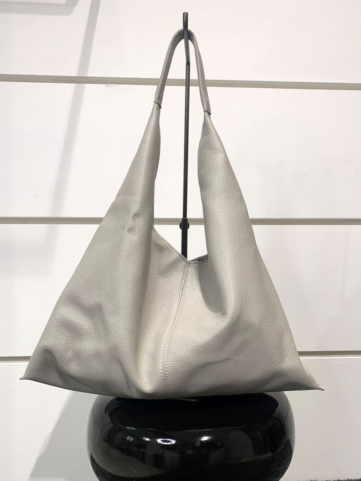 borsa grossa a spalla in pelle grigio ghiaccio