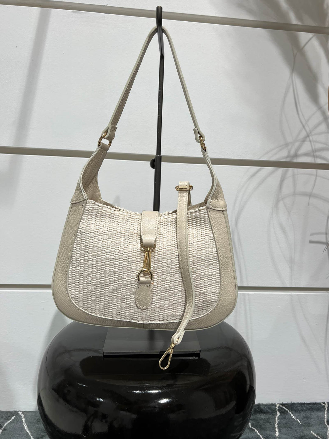 borsa in rafia e pelle beige con tracolla rimovibile