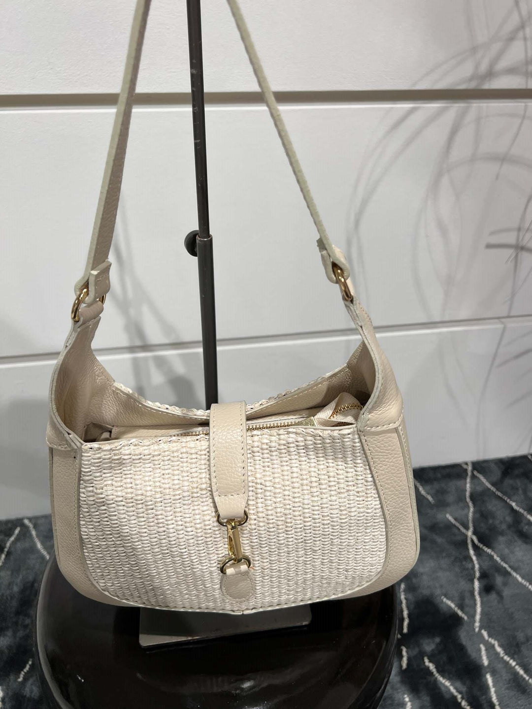 borsa in rafia e pelle beige con tracolla rimovibile