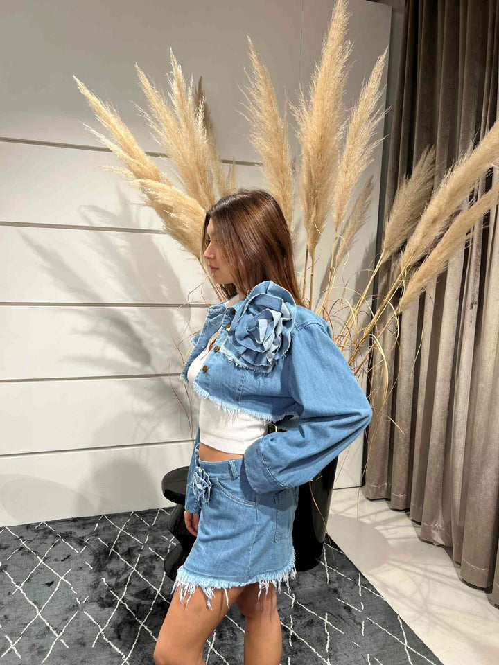 minigonna in denim con spille a fiore