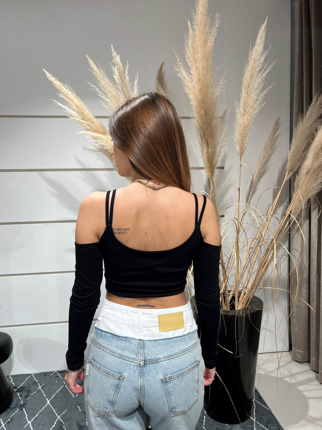 top crop con spilla con fiore nero