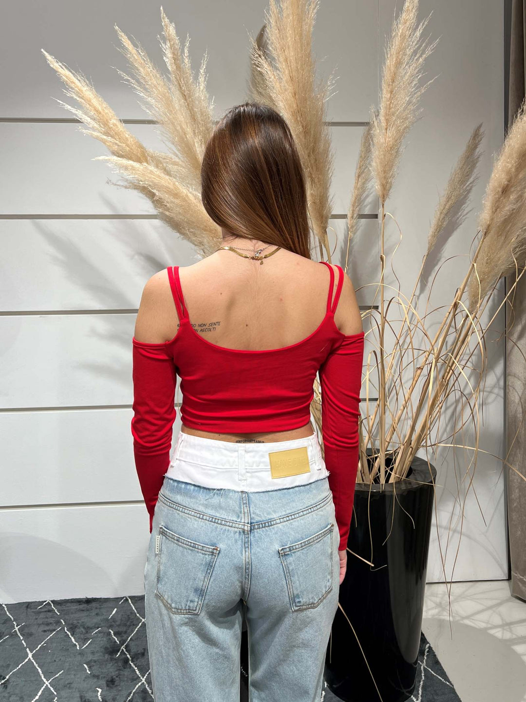 top crop con spilla con fiore rosso