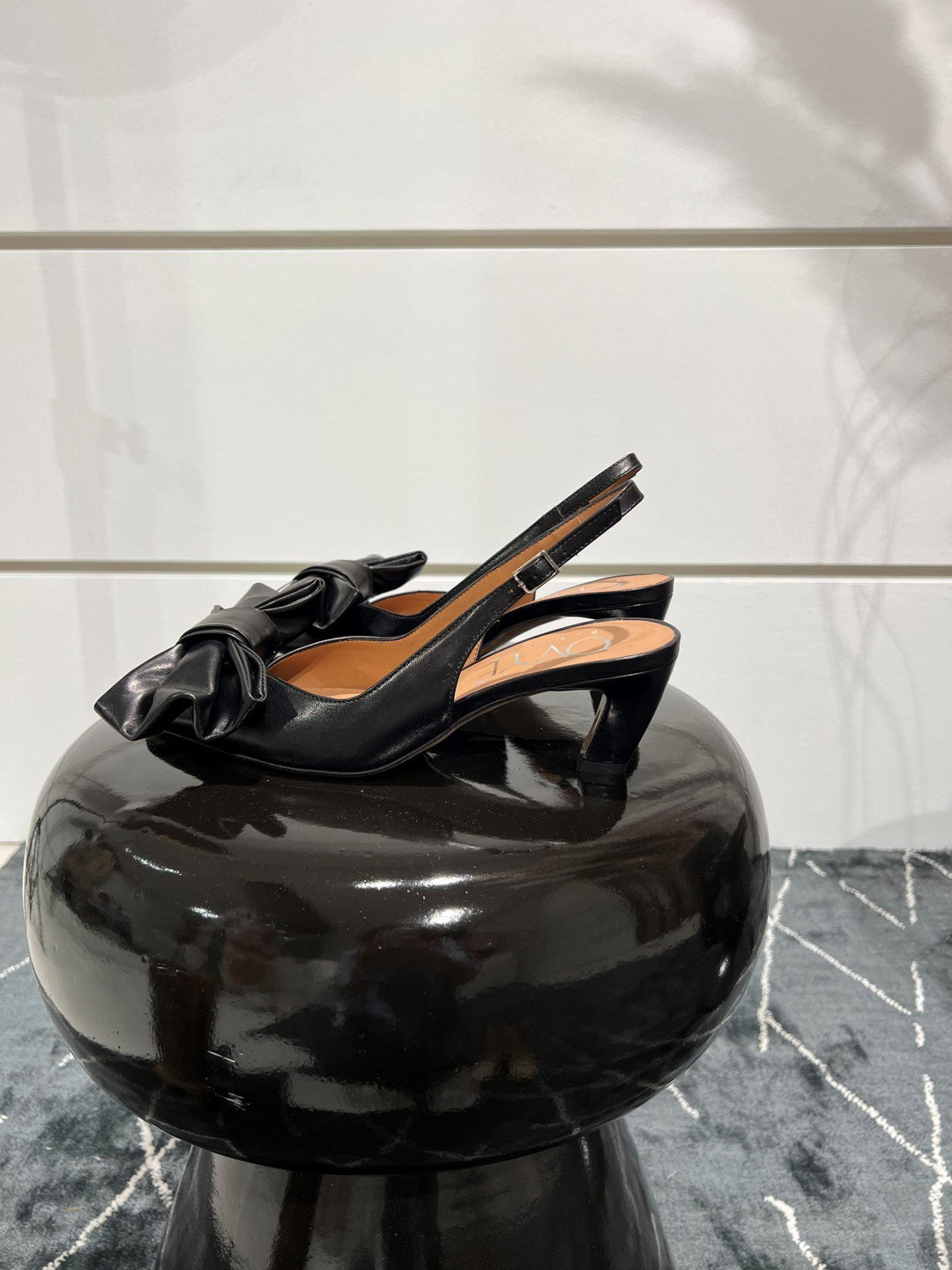 Slingback in pelle nera con fiocco