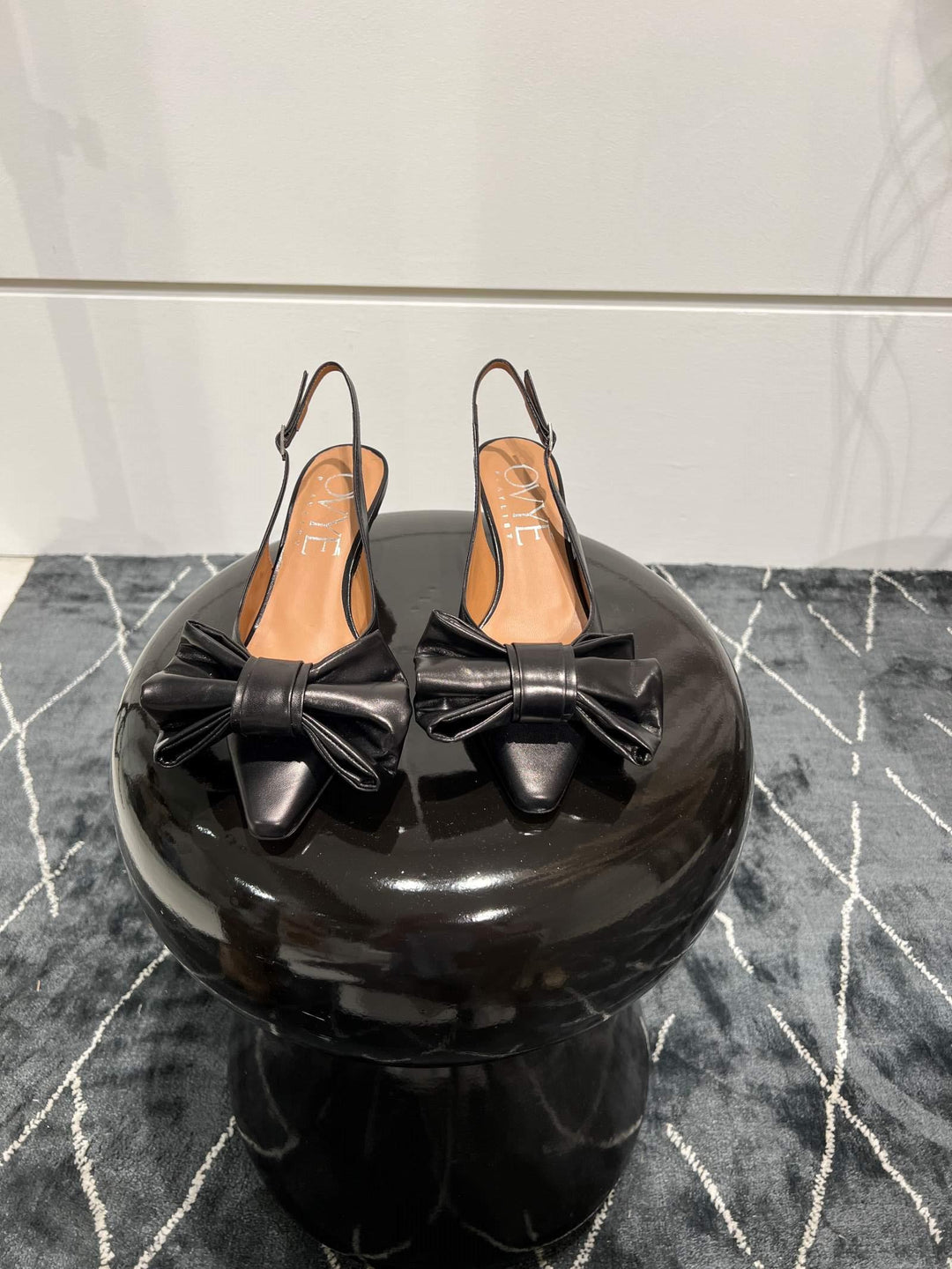 Slingback in pelle nera con fiocco