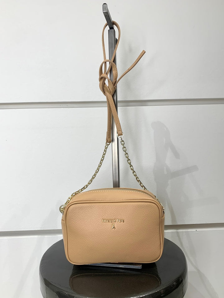 Borsa a tracolla in pelle beige martellata