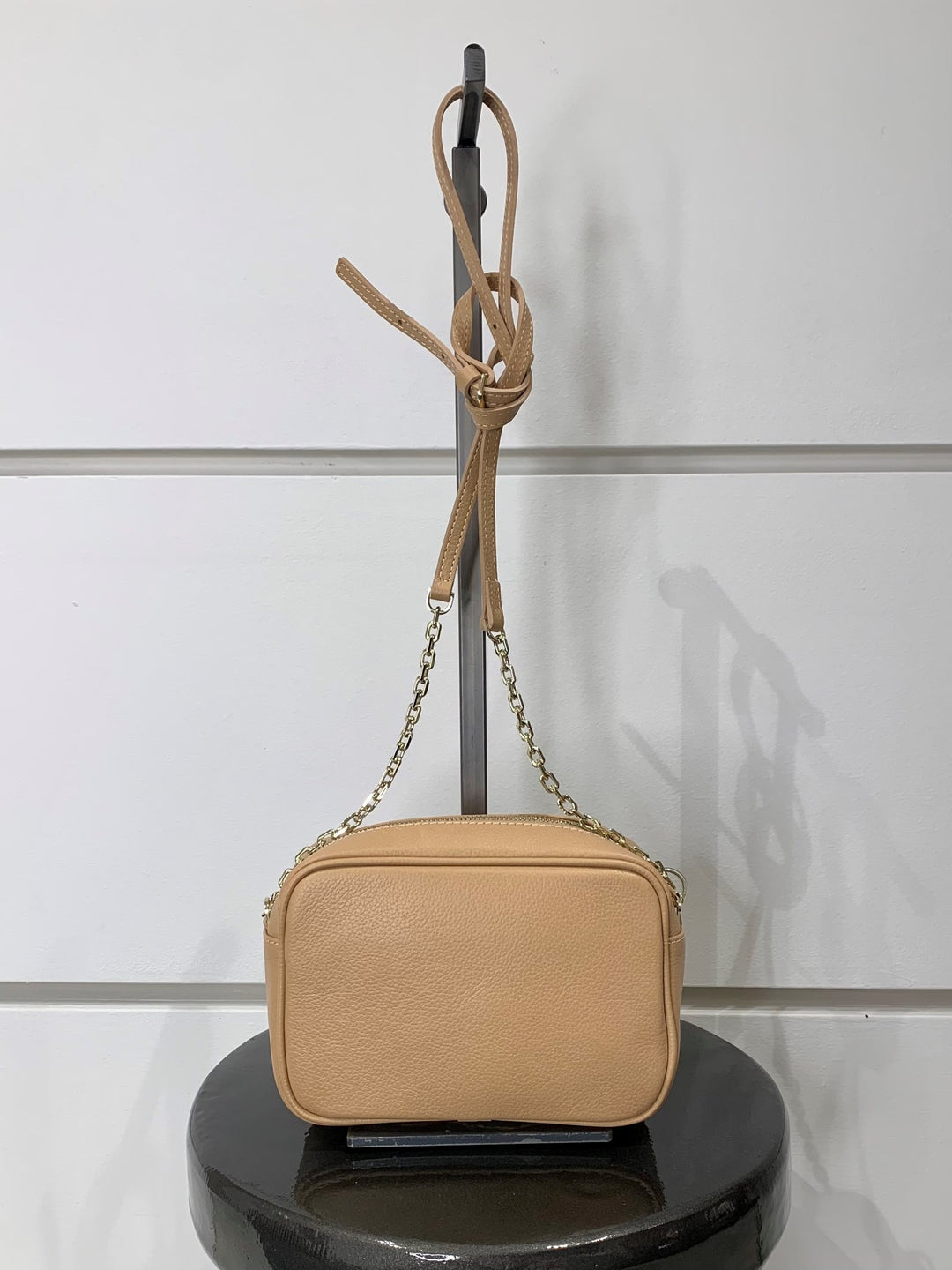 Borsa a tracolla in pelle beige martellata