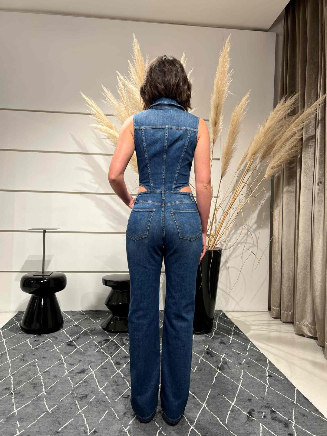 tuta in denim smanicata con cut out sui fianchi