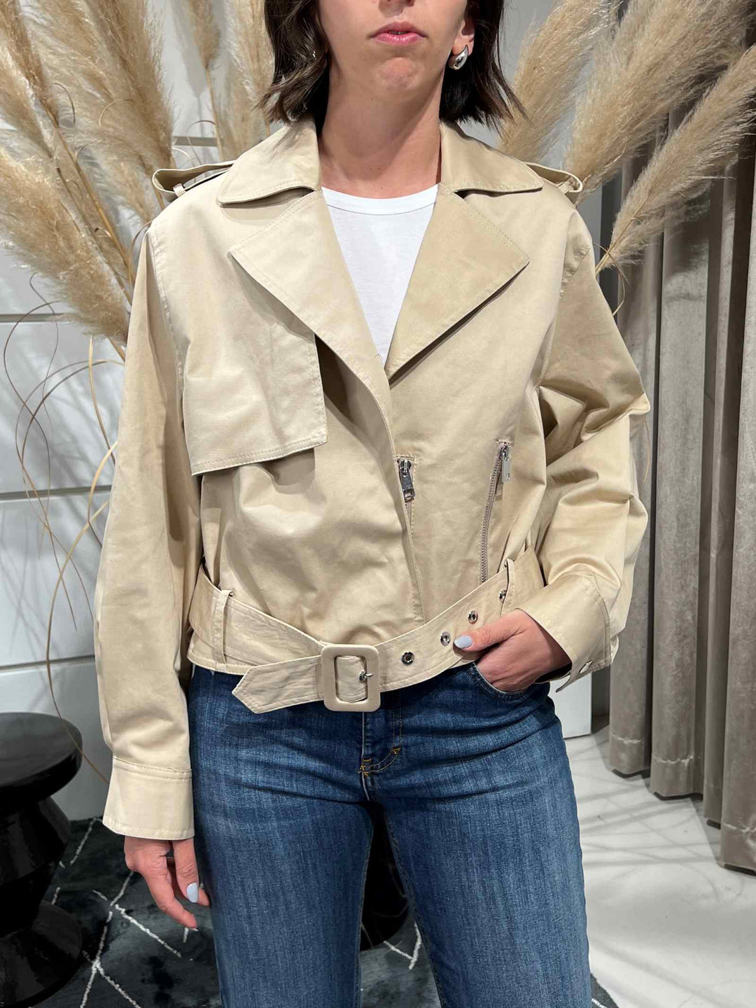 trench corto beige con cinta