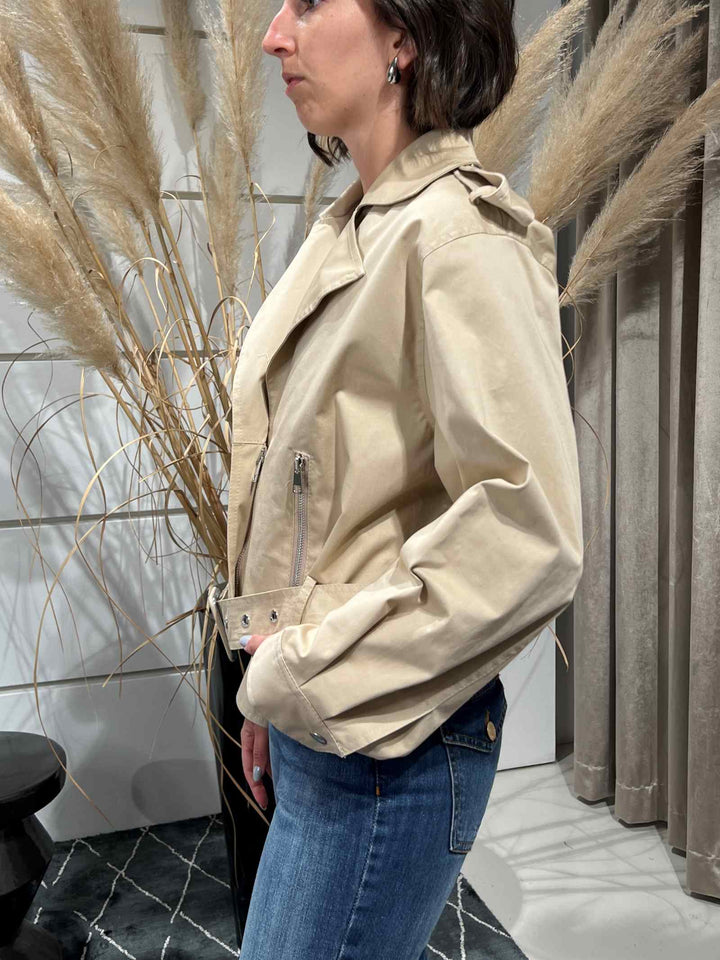 trench corto beige con cinta