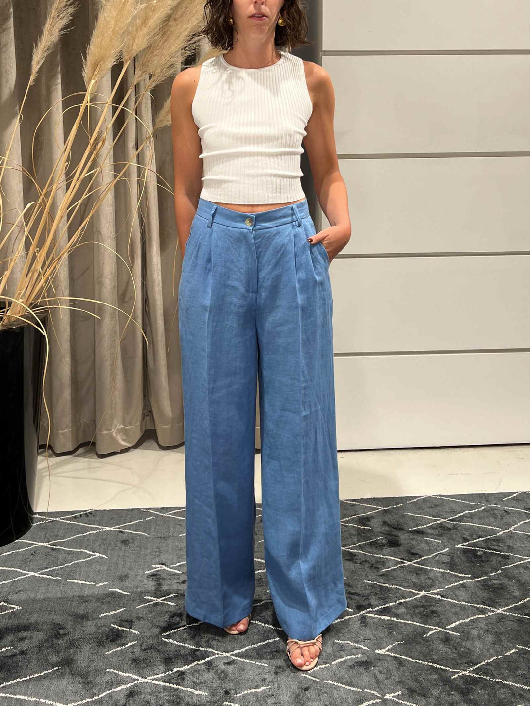 pantalone in in lino a palazzo con pinces celeste