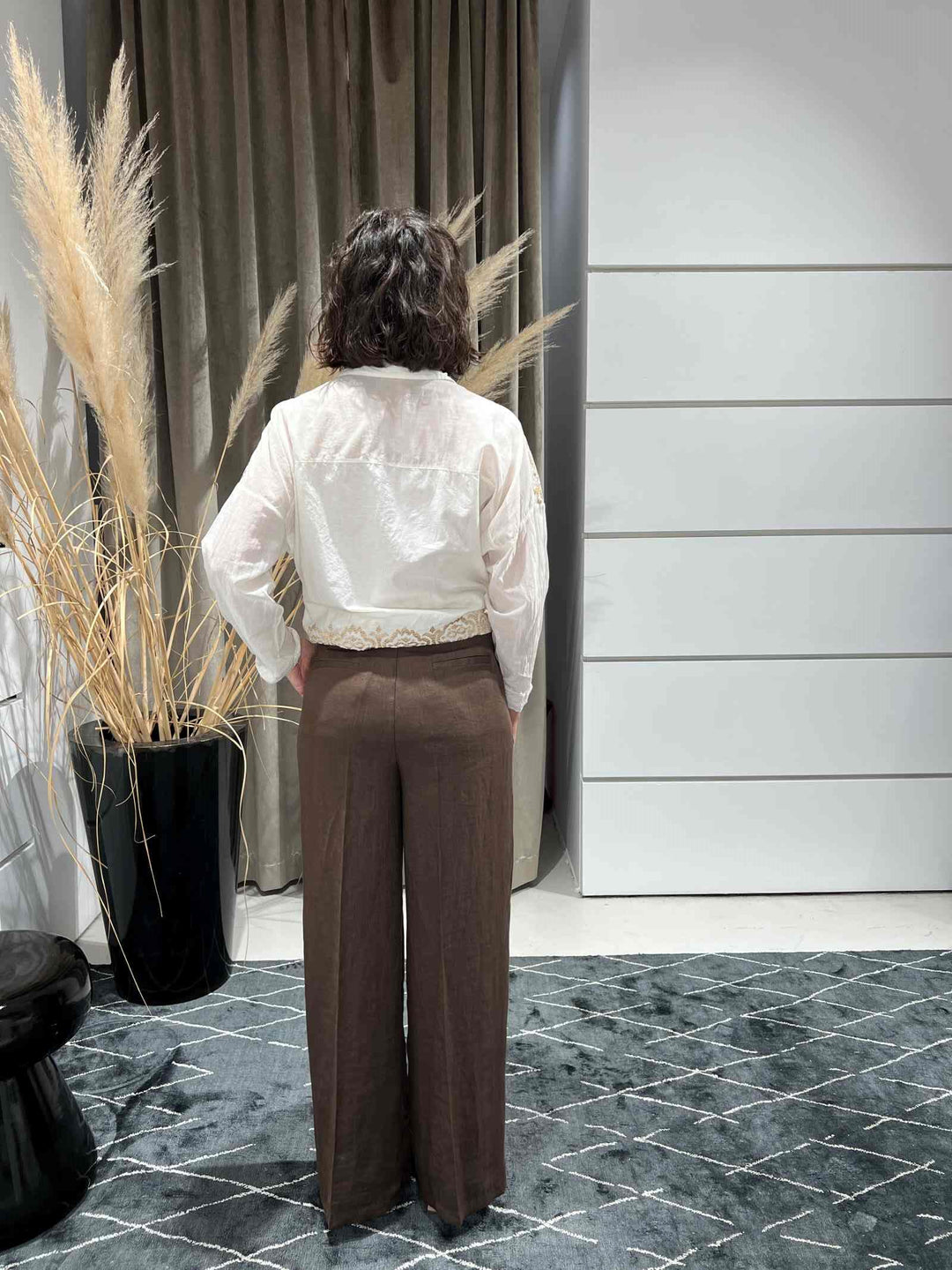 pantalone in in lino a palazzo con pinces cioccolato