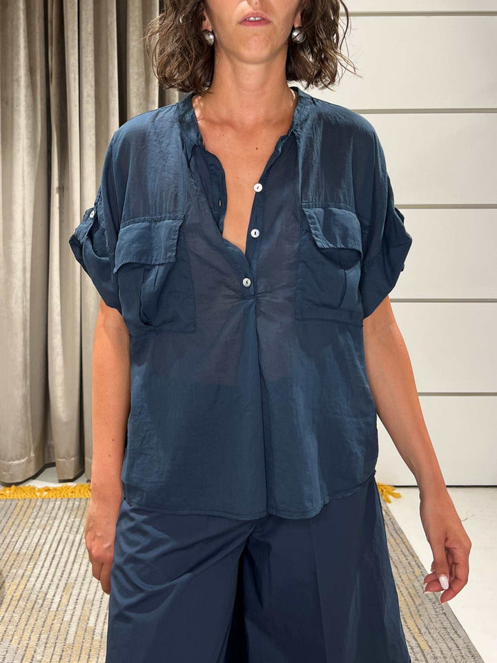 camicia blu notte in mussola manica corta e tasche a patta