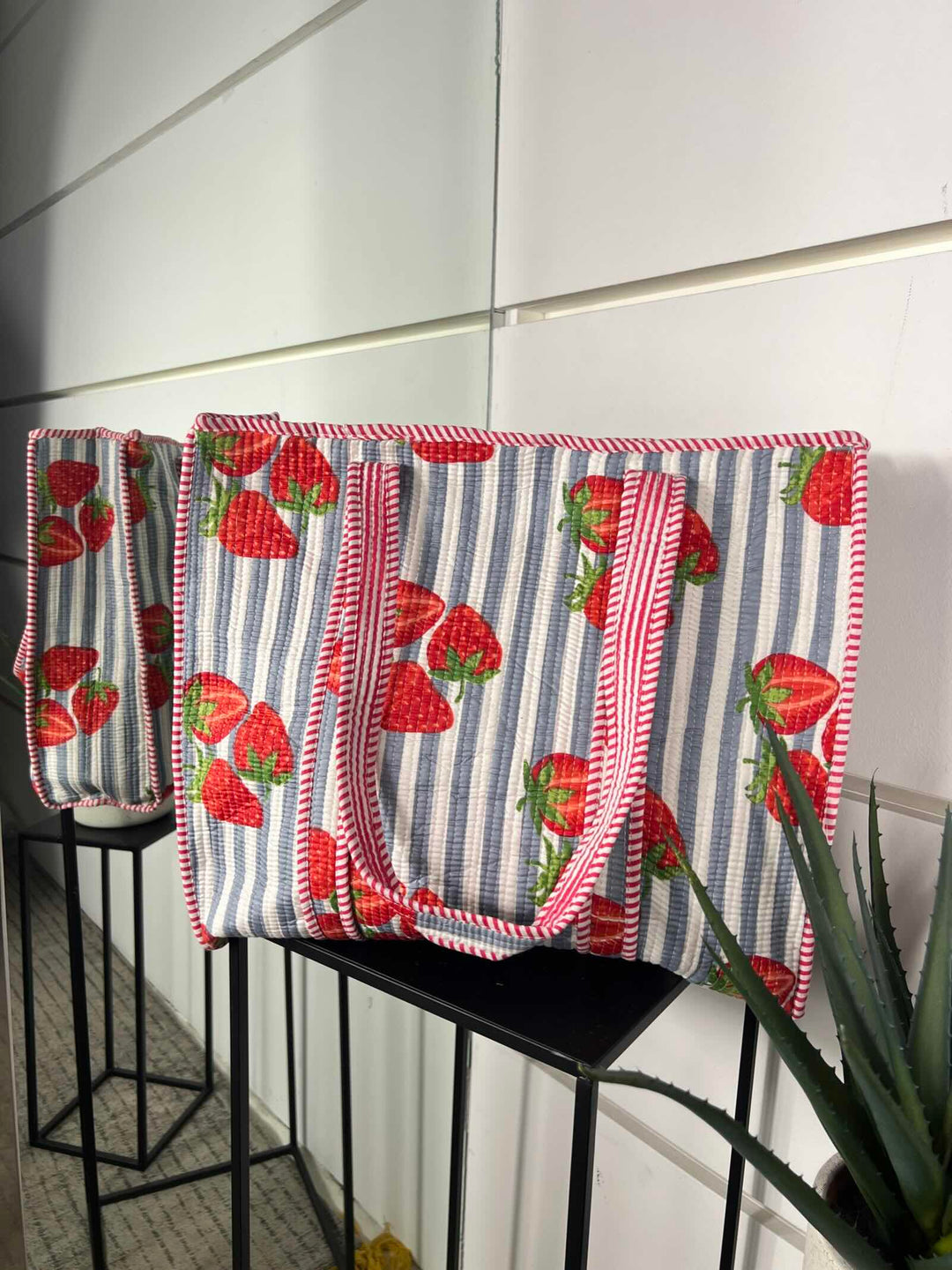 borsa in cotone con stampe, a spalla, chiusura con zip, tasca a parete CO-B0225FRAGOLA/AZZURRO FEMME CAFE SELECTION