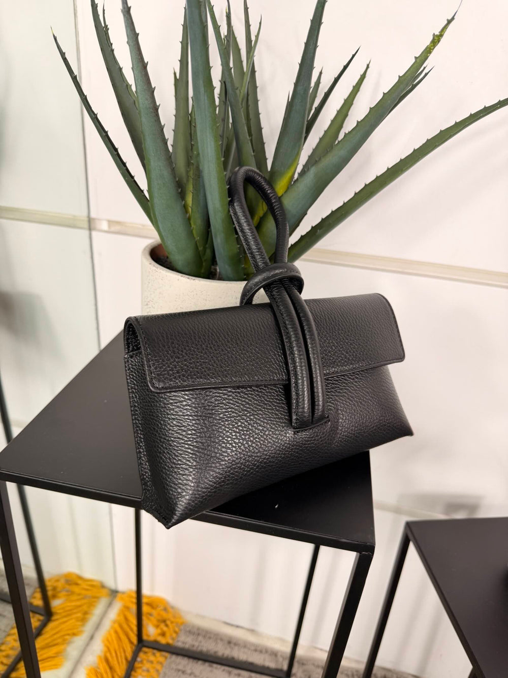 borsa nera in pelle con nodo e con tracolla regolabile DO-B0131NERO FEMME CAFE SELECTION