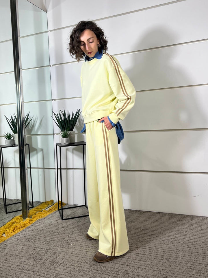 compelto felpa e pantalone con bande a lato giallo 26MP8328/1GIALLO FEMME SELECTION