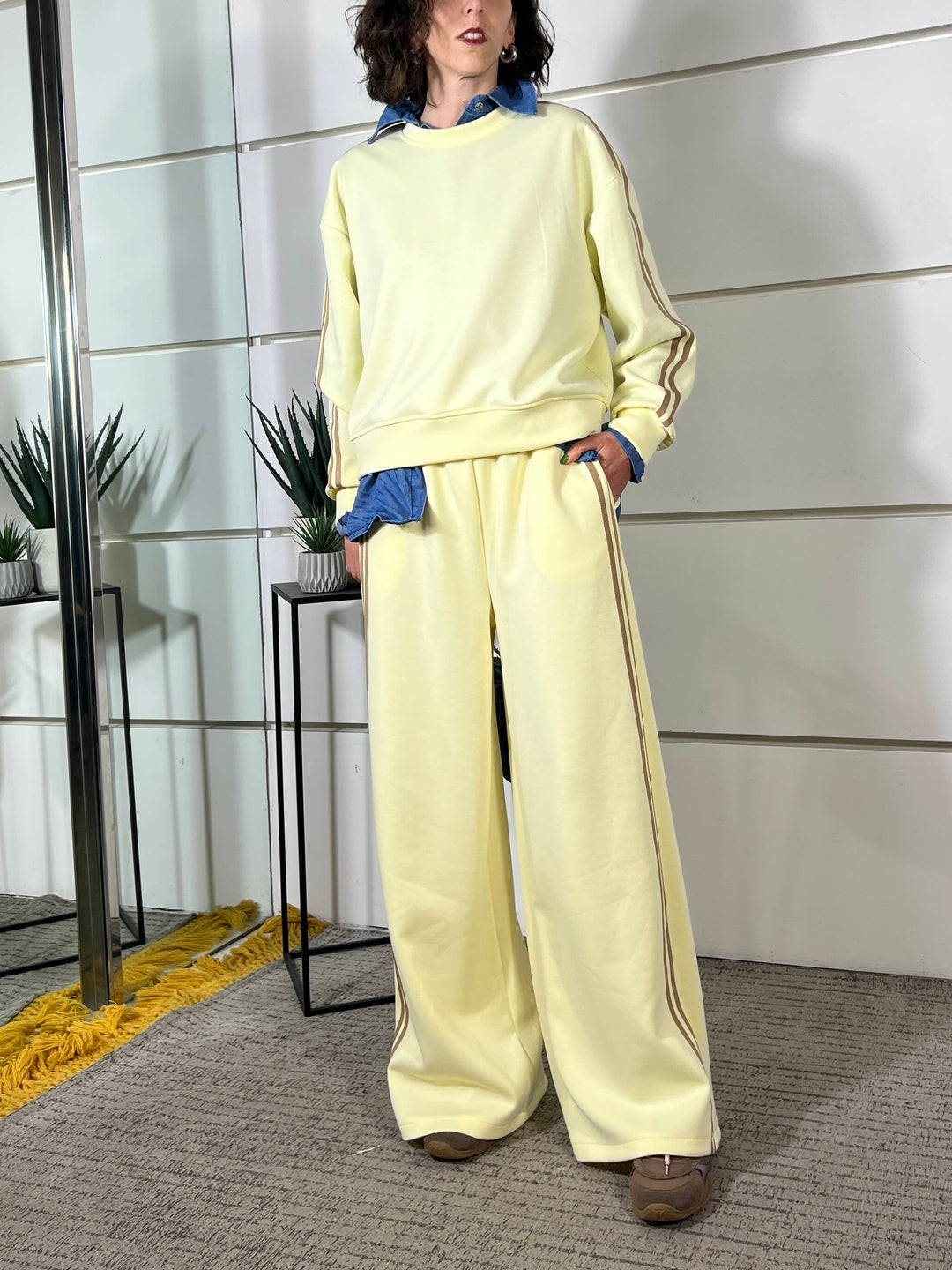 compelto felpa e pantalone con bande a lato giallo 26MP8328/1GIALLO FEMME SELECTION