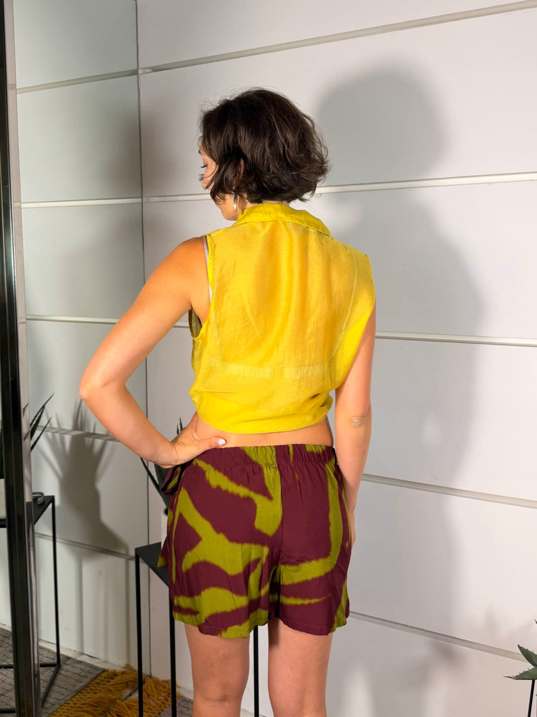 camicia smanicata con nodo in vitain voile olio<BR/><BR/> 