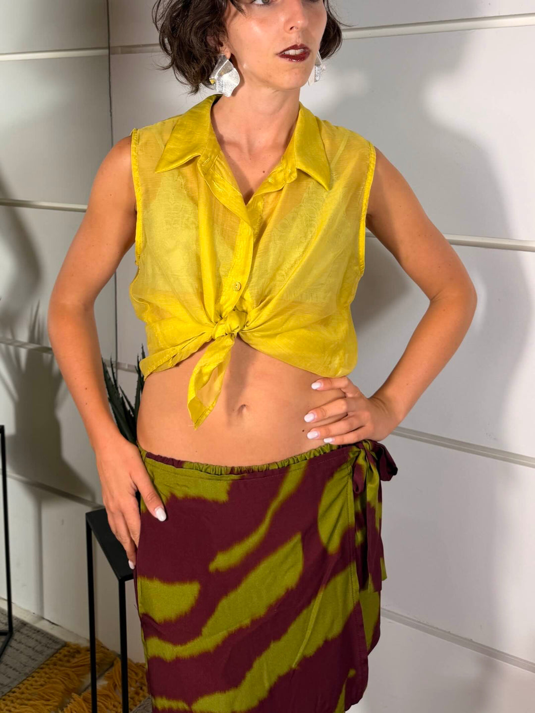 camicia smanicata con nodo in vitain voile olio<BR/><BR/> 