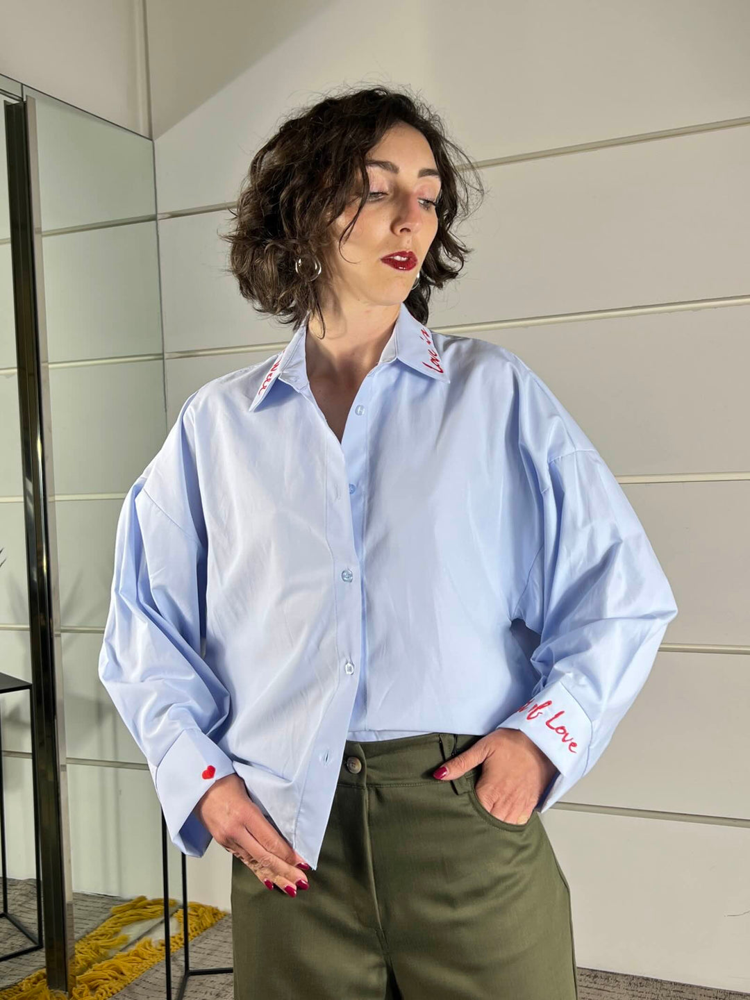 camicia celeste con scritta ricamata rossa CVS-Q155CELESTE/ROSSO HAVE ONE