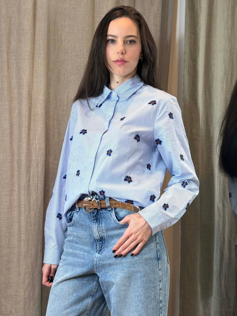 camicia a righe celeste e bianca con fiori ricamati BRONCIO004 iBLUES