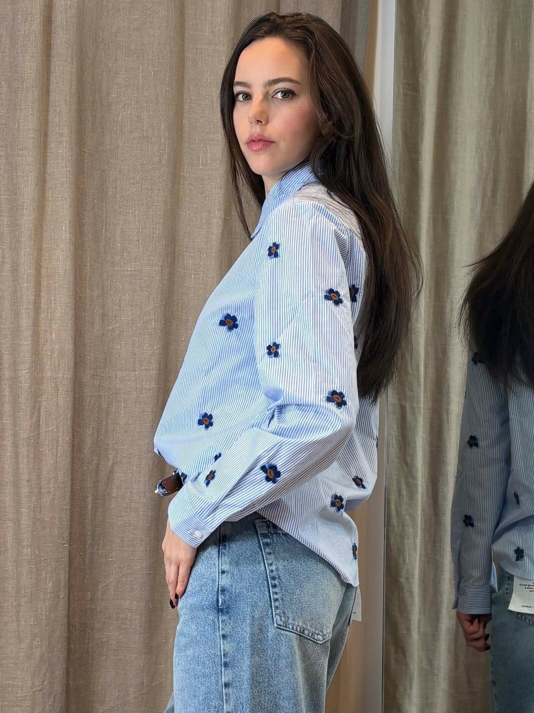 camicia a righe celeste e bianca con fiori ricamati BRONCIO004 iBLUES