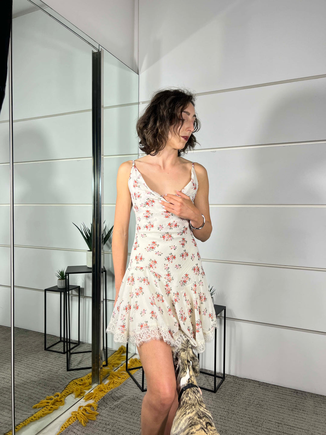 abito corto assimetrico a stampa floreale bianco e rosa 