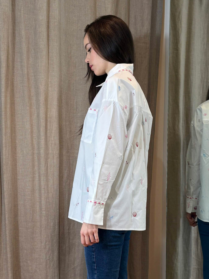 camicia bianca con ricami rosa rossi e azzurri RICETTA009 PENNY BLACK