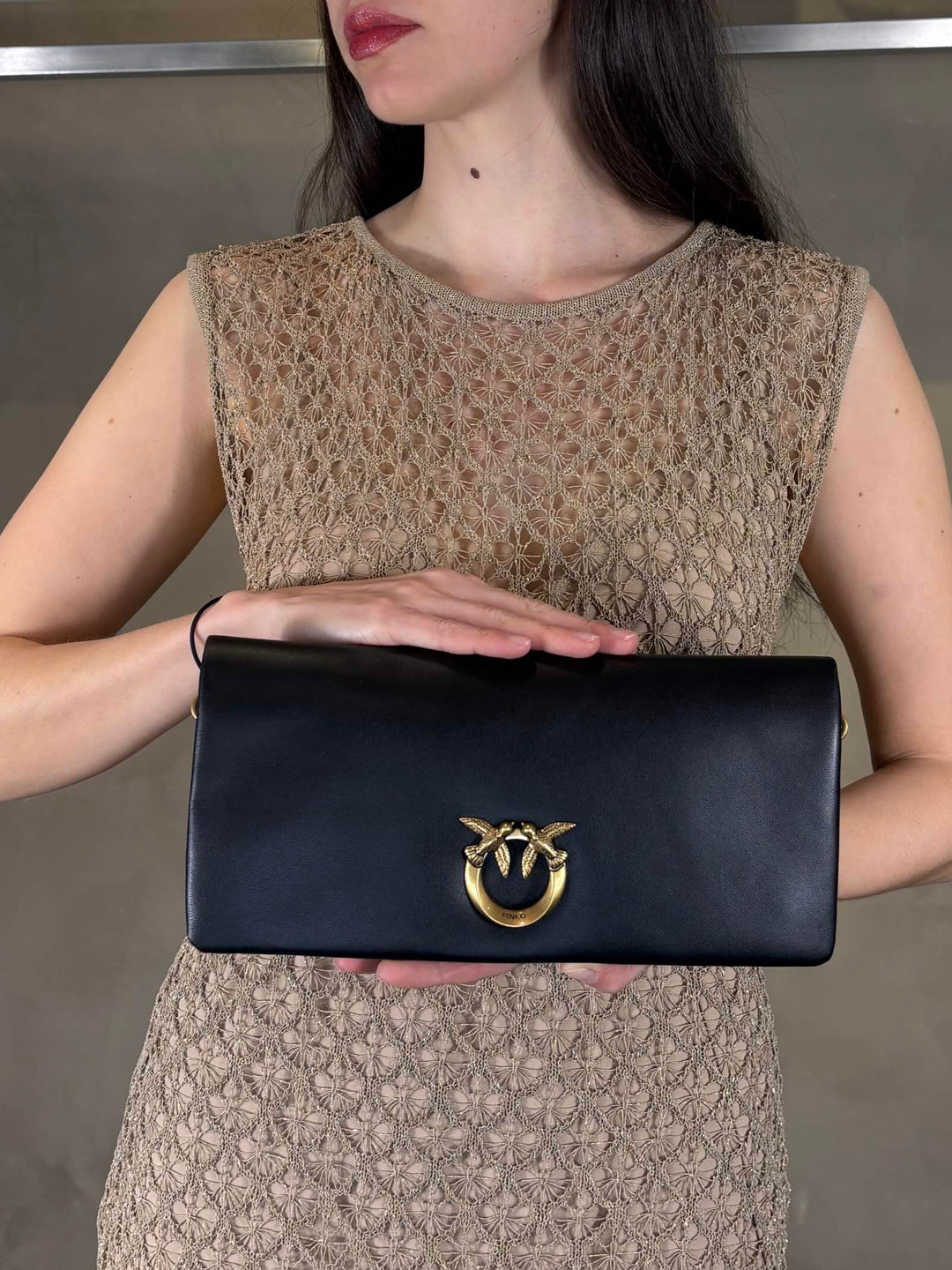 pochette a tracolla nera e oro 