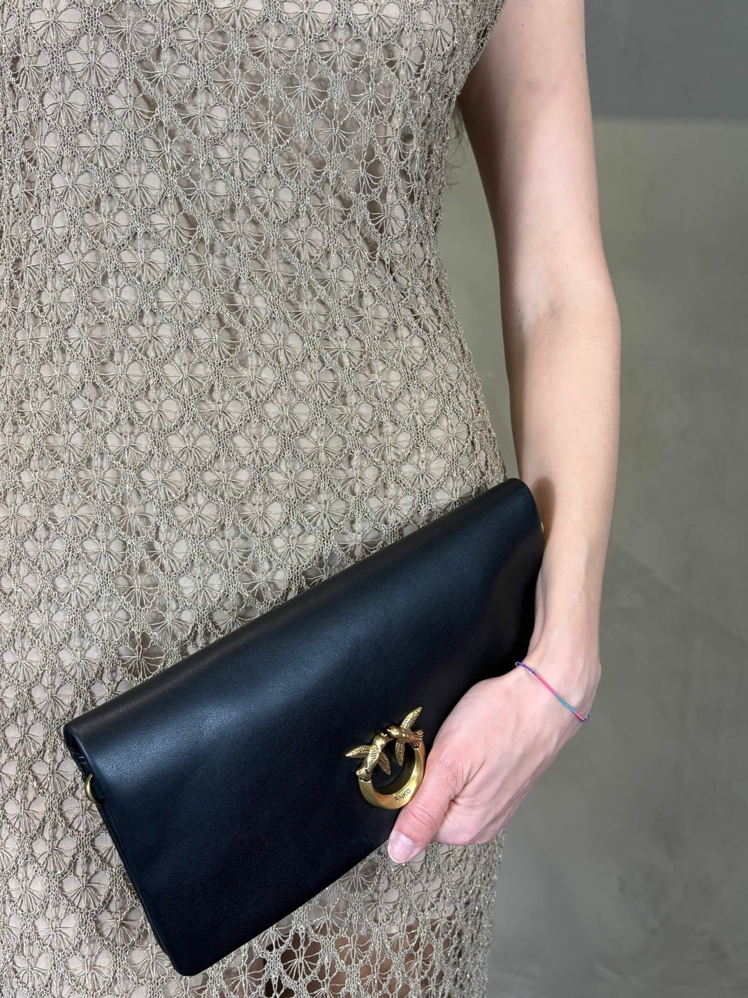pochette a tracolla nera e oro 