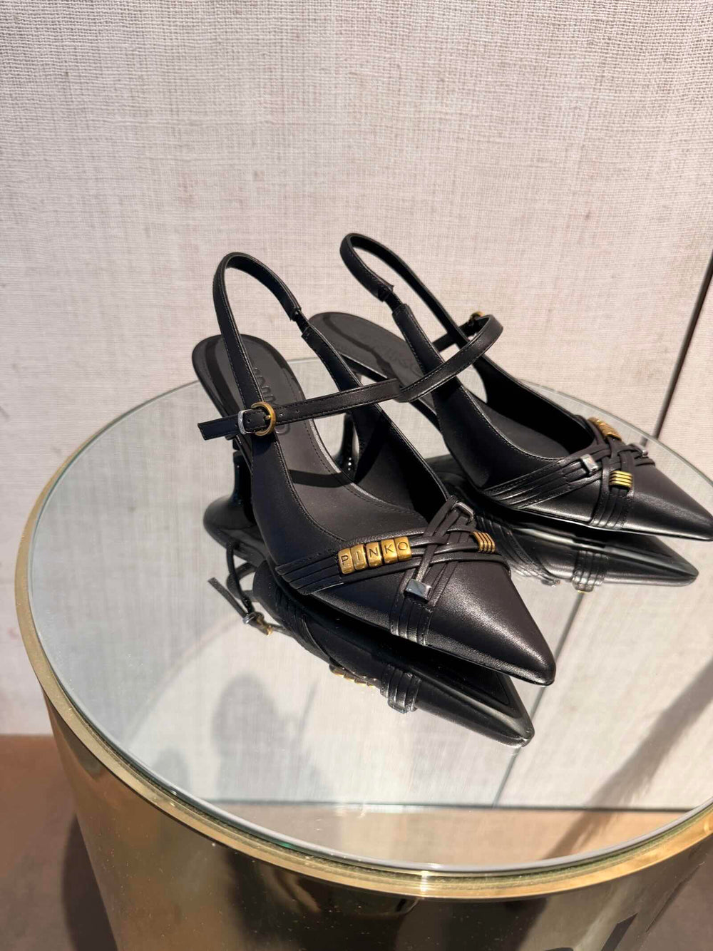 SLINGBACK NERA CON INCROCIO DI CINTURINI CON APPLICAZIONI IN MORBIDA NAPPA 
