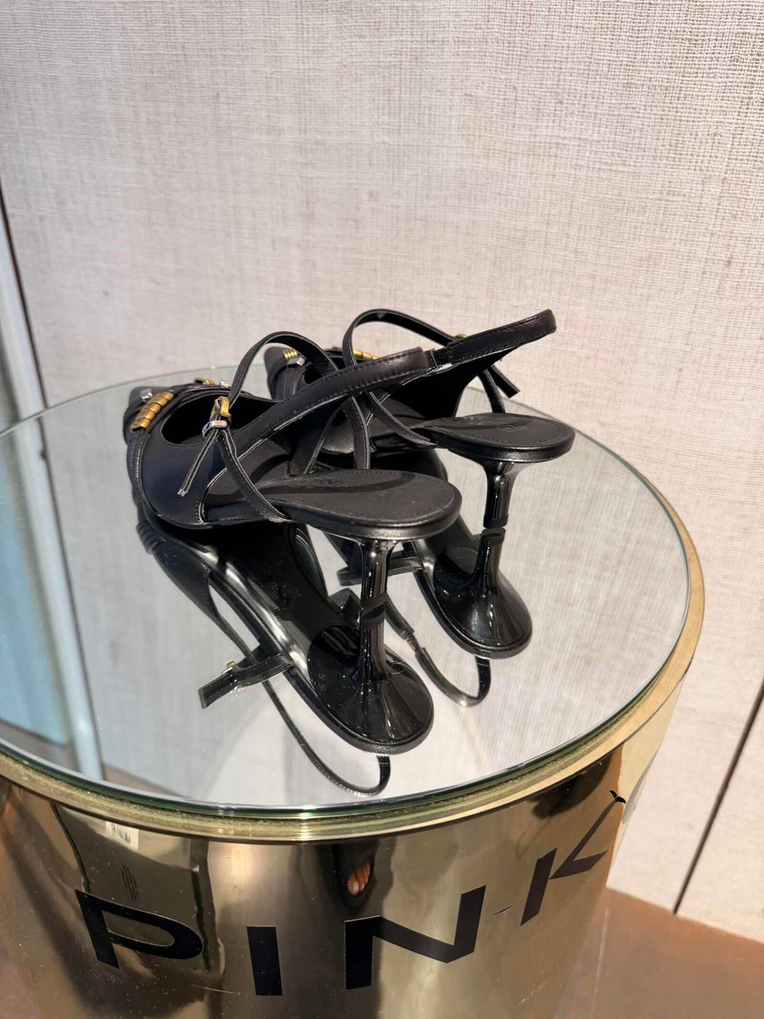 SLINGBACK NERA CON INCROCIO DI CINTURINI CON APPLICAZIONI IN MORBIDA NAPPA 