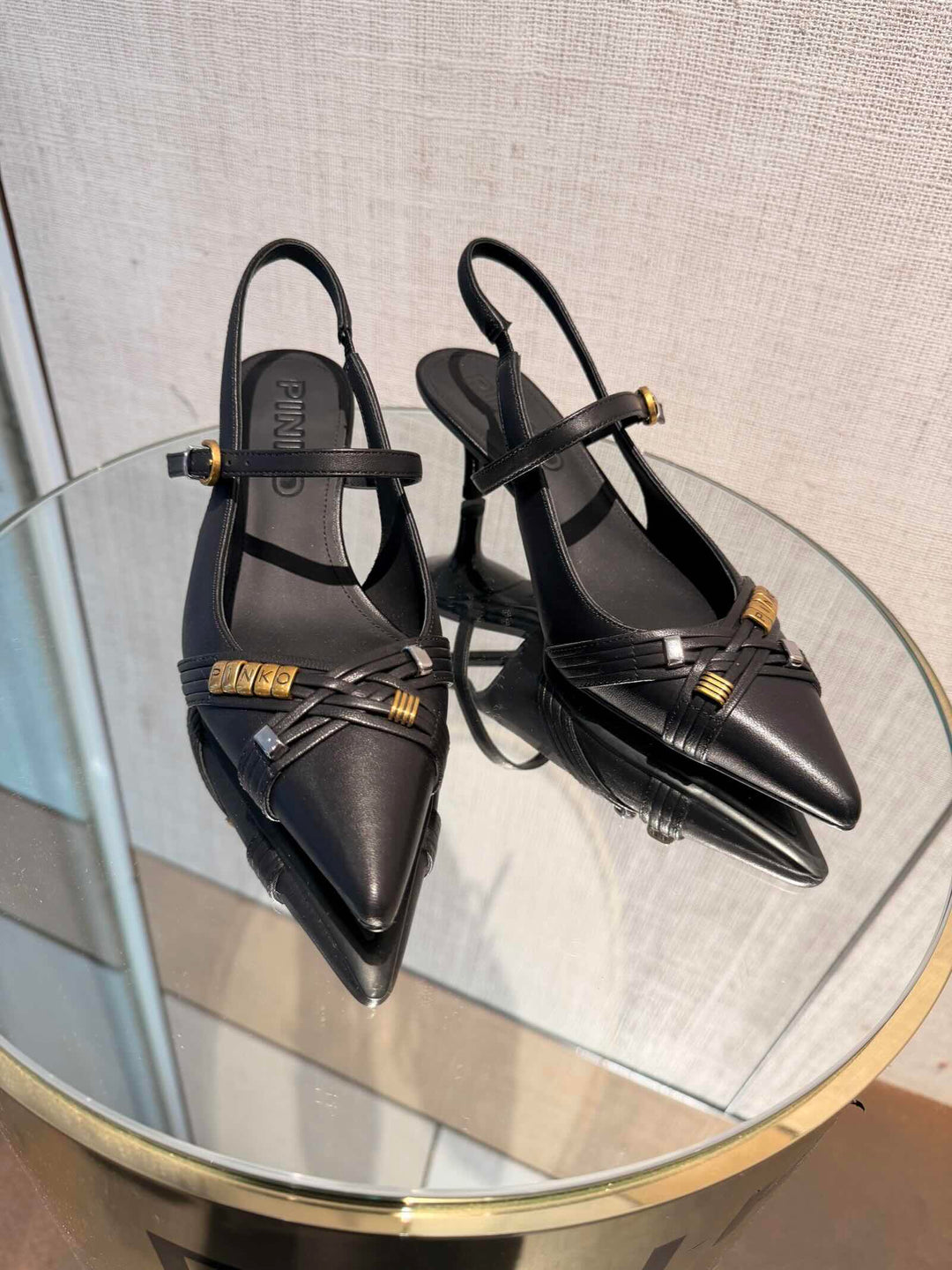SLINGBACK NERA CON INCROCIO DI CINTURINI CON APPLICAZIONI IN MORBIDA NAPPA 