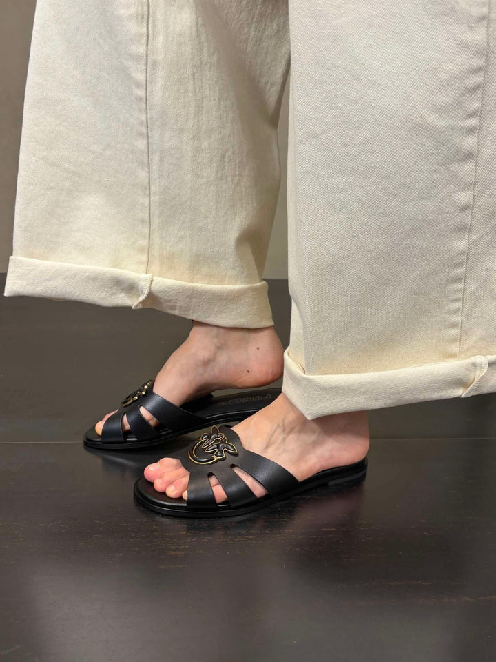 ciabatta in pelle nera con logo oro MILLY 04Z99 PINKO