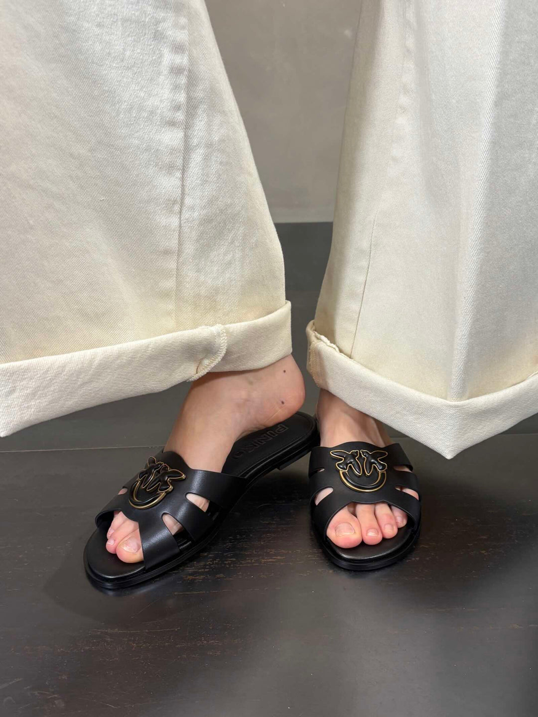 ciabatta in pelle nera con logo oro MILLY 04Z99 PINKO