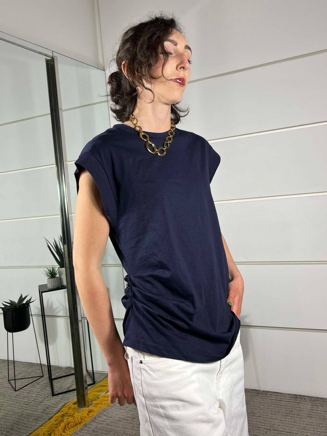 t-shirt smanicata con arricciatura a lato blu 12111BLU SUSY MIX