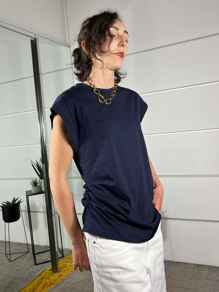 t-shirt smanicata con arricciatura a lato blu 12111BLU SUSY MIX