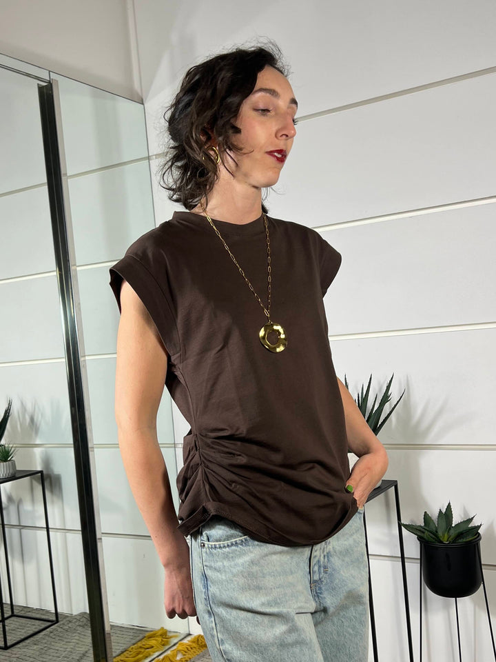 t-shirt smanicata con arricciatura a lato moro 12111MORO SUSY MIX