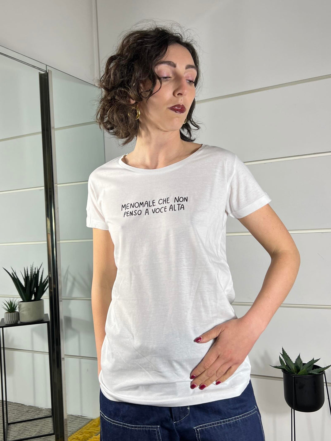 t-shirt con scritta menomale che non penso a voce alta TSH51BIANCO SUSY MIX