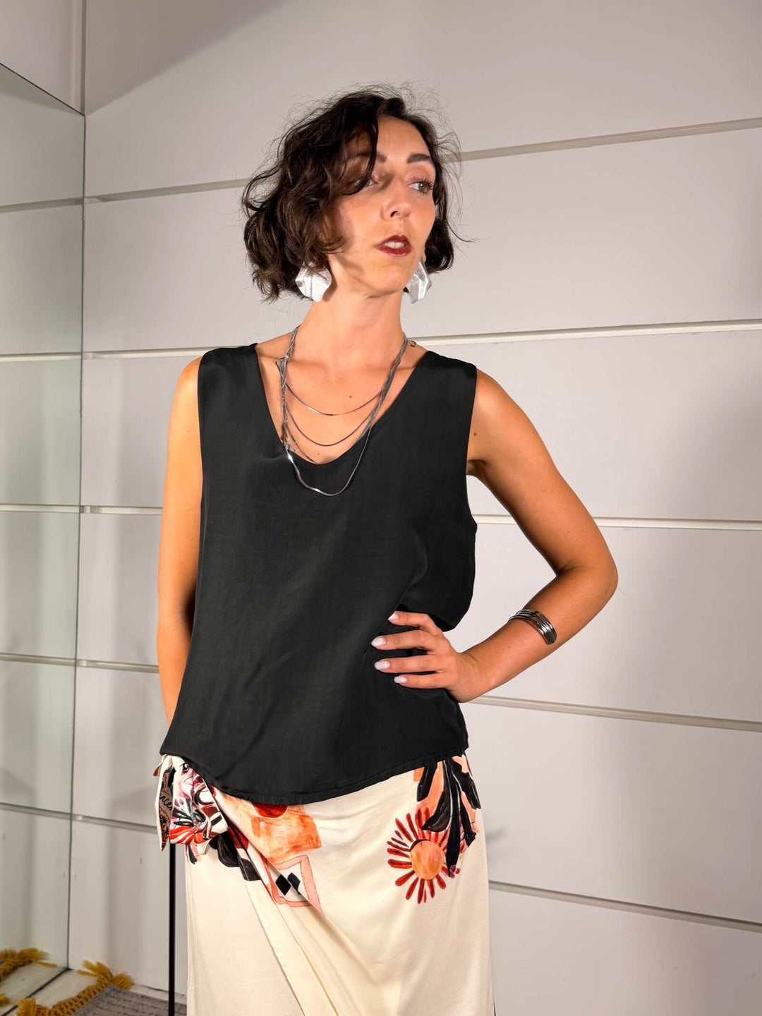 top nero spalla larga 