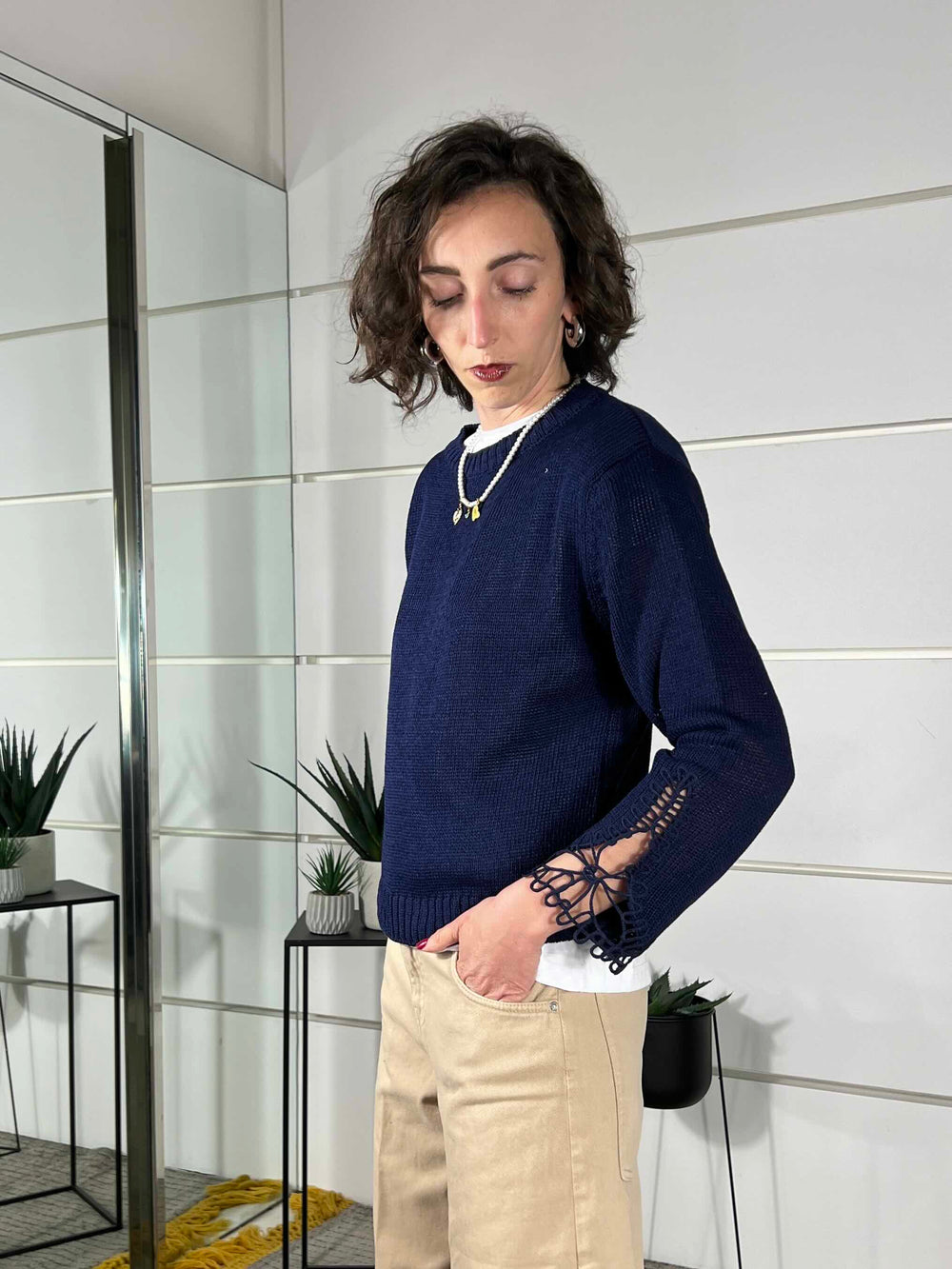 maglia paricollo blu con dettaglio lavorazione nella manica D90167BLU TENSIONE IN