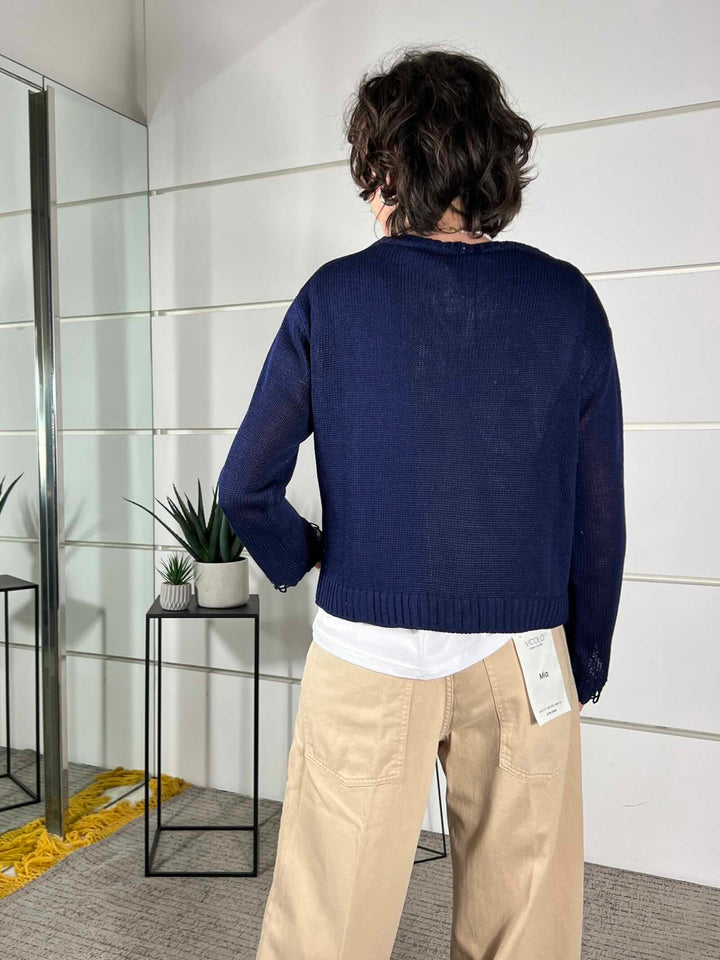 maglia paricollo blu con dettaglio lavorazione nella manica D90167BLU TENSIONE IN