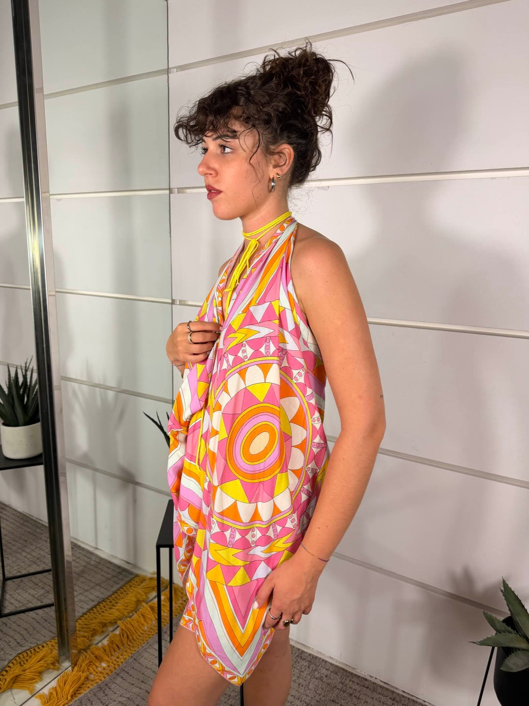 top a fazzoletto a fantasia multicolor con scollo nel retro 