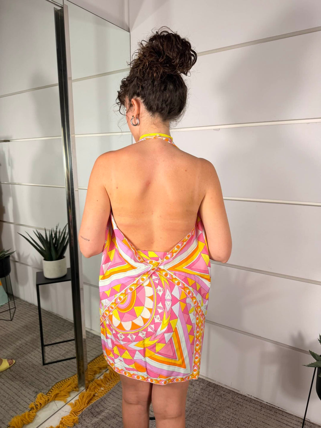 top a fazzoletto a fantasia multicolor con scollo nel retro 