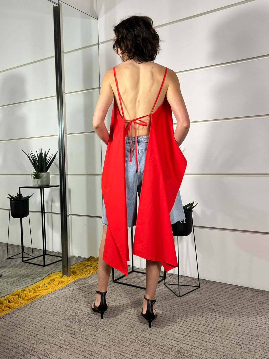 top on cotone con spallina e strascico nel retro rosso T50142ATROSSO TENSIONE IN