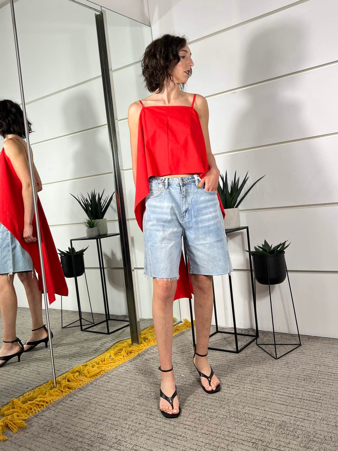 top on cotone con spallina e strascico nel retro rosso T50142ATROSSO TENSIONE IN