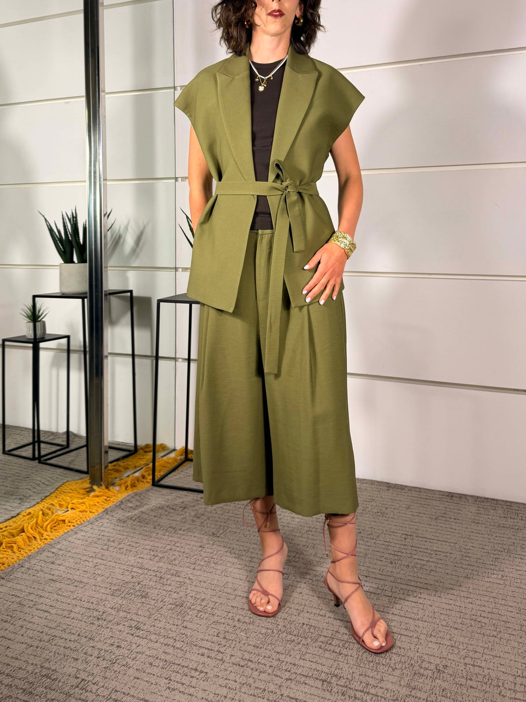 completo gilet e bermuda con cintura in vita verde militare 