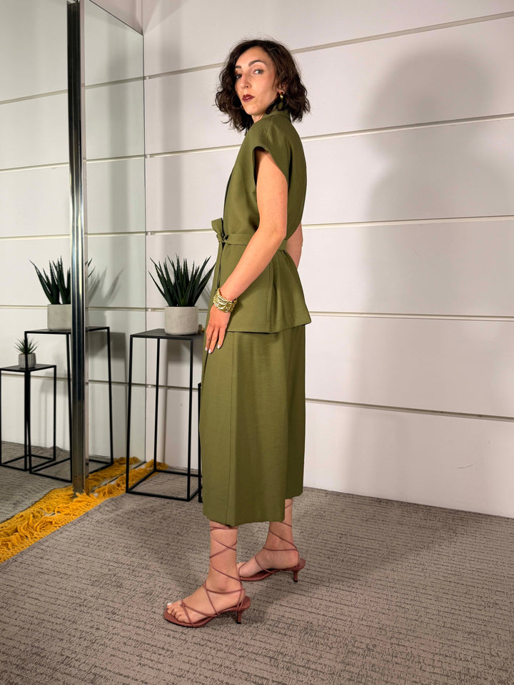 completo gilet e bermuda con cintura in vita verde militare 