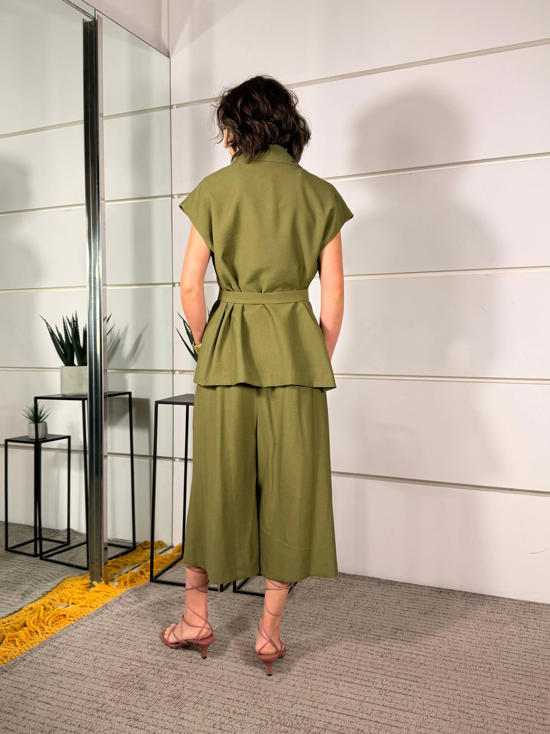 completo gilet e bermuda con cintura in vita verde militare 