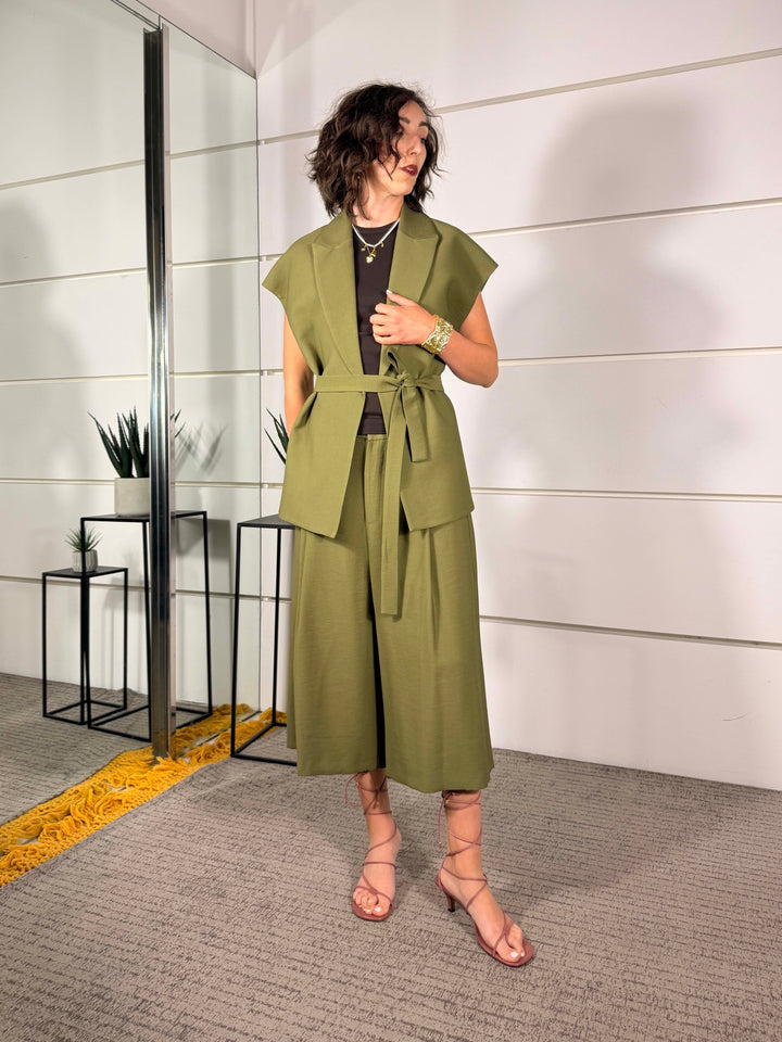 completo gilet e bermuda con cintura in vita verde militare 